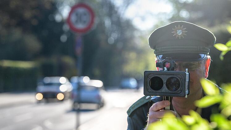Nicht nur mit dem Blitzer, auch mit dem Lasergerät maßen 250 Beamte beim Blitzmarathon in Unterfranken die Geschwindigkeit. Foto: Matthias Balk/dpa