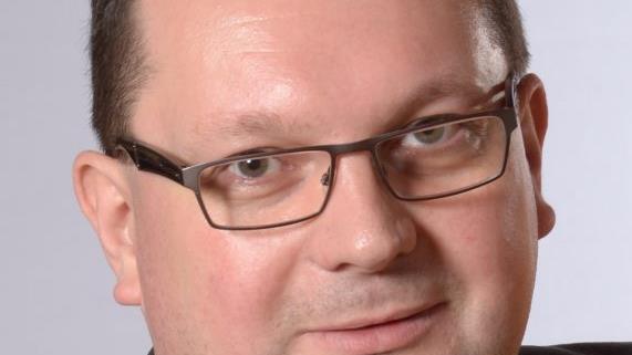 CSU-Vorsitzender Klaus Witzgall  dankt Landrat Klaus-Peter Söllner für seine Bestandsgarantie in Sachen Altenpflegeschule.