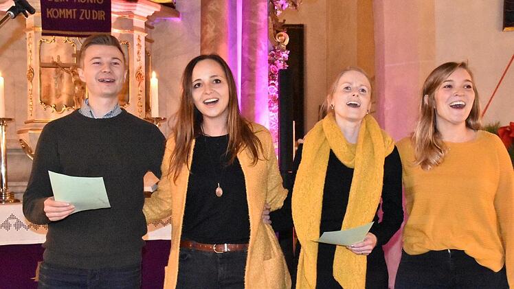 Die Studienreferendare mit John Lennons "Happy Christmas". Foto: Uschi Prawitz