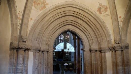 F&uuml;r das beeindruckende romanische Portal der M&uuml;nnerst&auml;dter Pfarrkirche haben nur wenige Besucher Augen.  Foto: Markus Hauck/pow