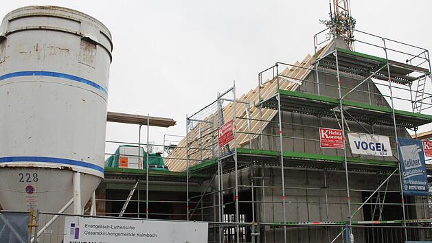 Ds neue evangelische Gemeindehaus Mangersreuth, direkt gegen&uuml;ber der Kirche, nimmt Gestalt an. Foto: Sonny Adam
