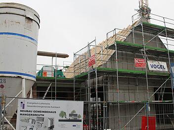Ds neue evangelische Gemeindehaus Mangersreuth, direkt gegenüber der Kirche, nimmt Gestalt an. Foto: Sonny Adam