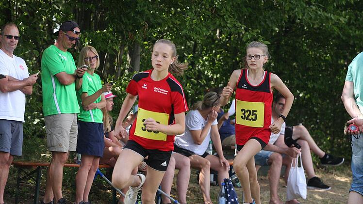 Die schnellsten Teilnehmerinnen über die 800 Meter waren im Trikot des TV Bad Brückenau Anna Bratke (links) und Mia Engel.