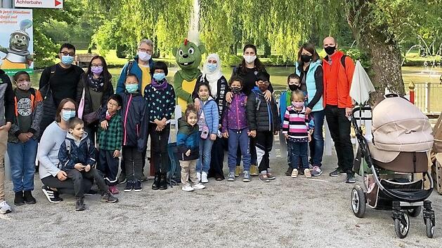 Der Schlossdrache "Dinolino" begr&uuml;&szlig;te die G&auml;ste. Foto: privat