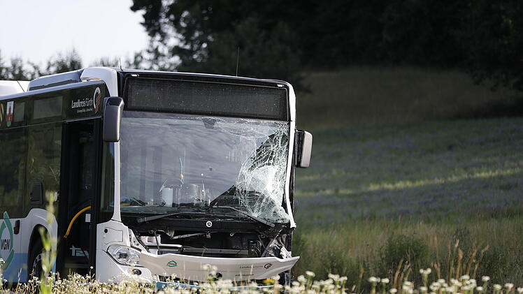Motorradfahrer kollidiert Frontal mit Linienbus - Kradfahrer verstirbt noch vor Ort