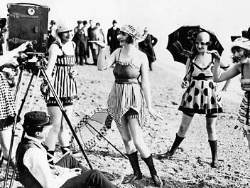 Mädchen in modischer Badebekleidung ums Jahr 1920 an einem Strand bei Filmaufnahmen   Foto: dpa - picture alliance / ZB (Stefan Sauer)