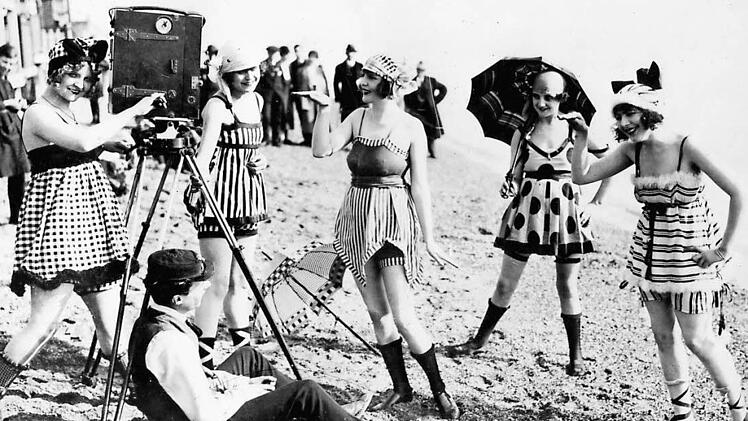 Mädchen in modischer Badebekleidung ums Jahr 1920 an einem Strand bei Filmaufnahmen   Foto: dpa - picture alliance / ZB (Stefan Sauer)