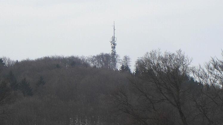 Blick auf den Dreistelz mit dem momentanen Sendemast. Der geplante Mast soll 75 Meter hoch werden.Foto: Diana Leitsch