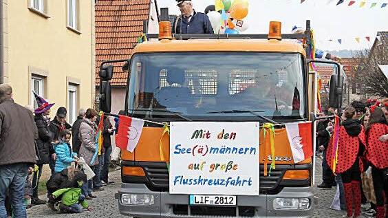 Die Wagen waren farbenprächtig geschmückt.