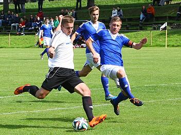 Der Kasendorfer Spieler Matthias Pistor (links) ist einen Schritt schneller als Fürths Kapitän Dominik Cortus. Foto: Monika Limmer