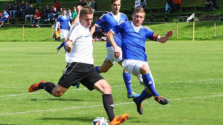 Der Kasendorfer Spieler Matthias Pistor (links) ist einen Schritt schneller als Fürths Kapitän Dominik Cortus. Foto: Monika Limmer