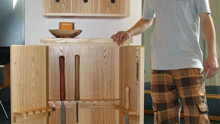 Sein Drechselwerkzeug hat für Moritz Spiegel einen hohen Stellenwert, deshalb ist sein Gesellenstück ein Werkzeugschrank geworden. Foto: Sabine Weinbeer