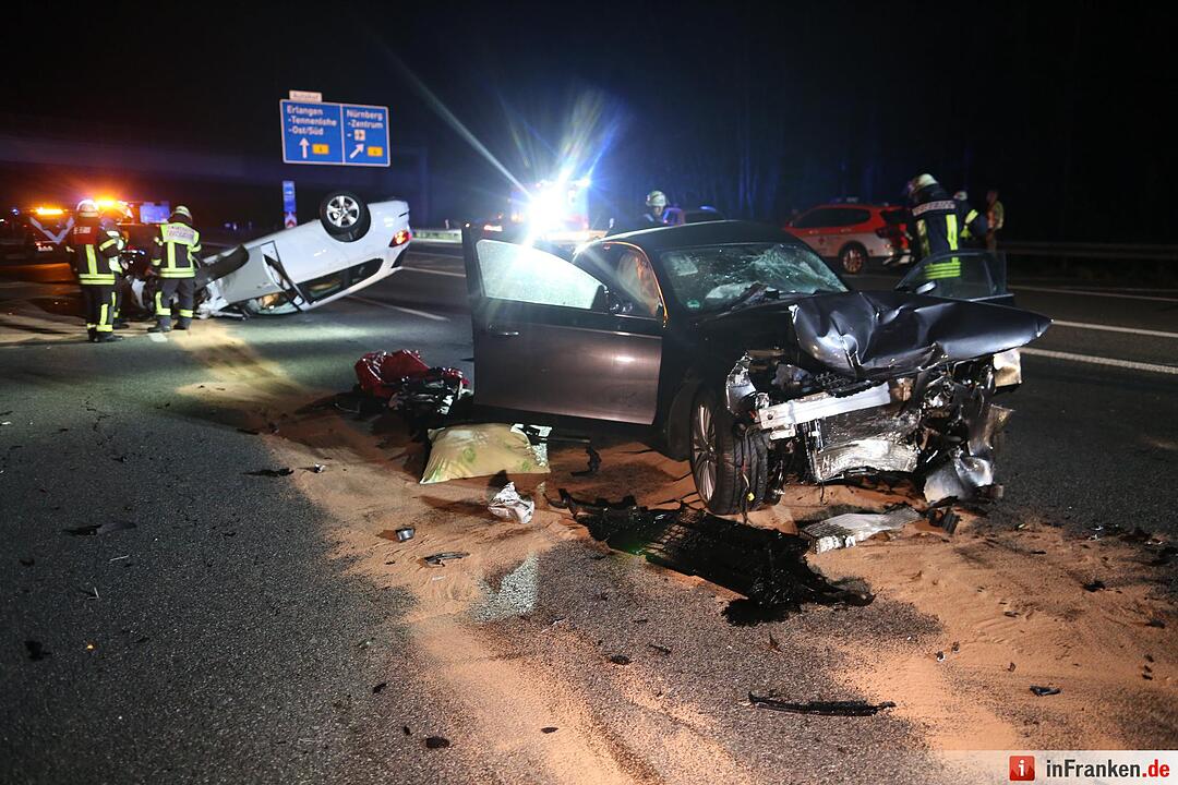 Golf rast in Unfallstelle auf A3