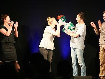 Ein Bussi gab es von All-Bert für die Siegerin der zweiten Vorrunde für den Kulmbacher Kabarett-Preis 2016 Christine Eixenberger. Links Birgit Süss, von rechts Moses W. und Alpar Fendo. Foto: Klaus Klaschka