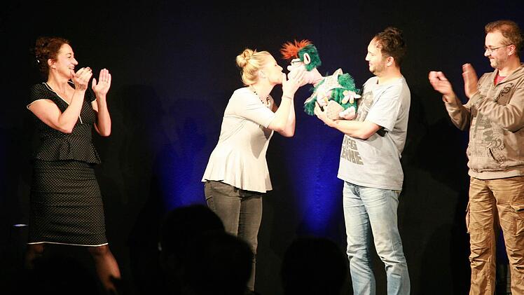 Ein Bussi gab es von All-Bert für die Siegerin der zweiten Vorrunde für den Kulmbacher Kabarett-Preis 2016 Christine Eixenberger. Links Birgit Süss, von rechts Moses W. und Alpar Fendo. Foto: Klaus Klaschka