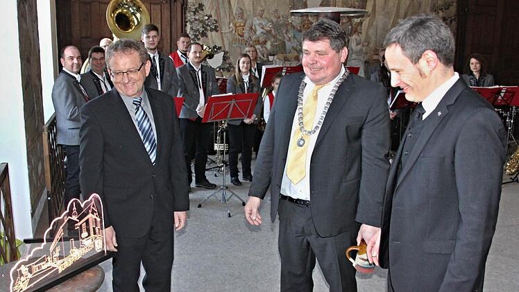 Pfarrer Peter Bauer (von rechts) wird im Februar von Burgpreppach nach Wunsiedel wechseln. Eine Glasgravur überreichten zum Abschied Bürgermeister Niediek und Zweiter Bürgermeister Günther Stottele.