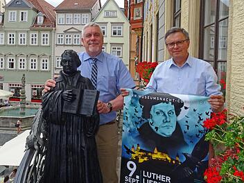 Oberbürgermeister norbert Tessmer (links) und Organisator Martin Rohm machen Werbung für die 13. Coburger "Nacht der Kontraste". Motto: "Luther, Lieder, Lästermäuler".Foto: Jochen Berger