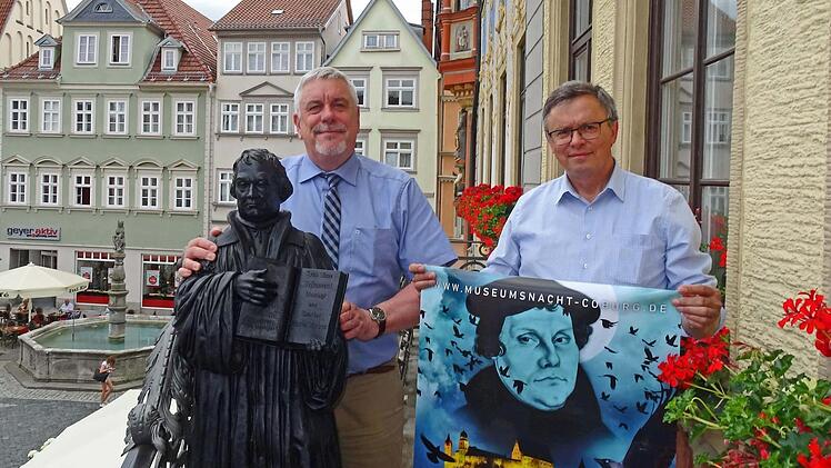 Oberbürgermeister norbert Tessmer (links) und Organisator Martin Rohm machen Werbung für die 13. Coburger "Nacht der Kontraste". Motto: "Luther, Lieder, Lästermäuler".Foto: Jochen Berger