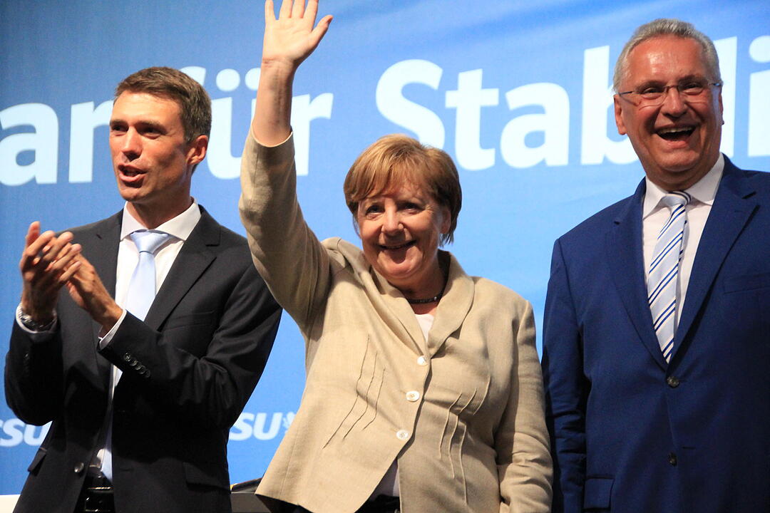 Jubel und Pfiffe für Angela Merkel in Erlangen