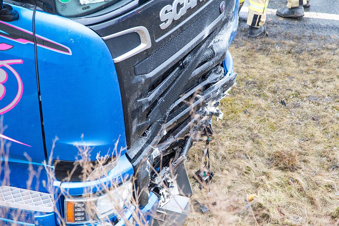 Tödlicher Unfall auf B303: Auto kracht in Lkw und wird mitgerissen