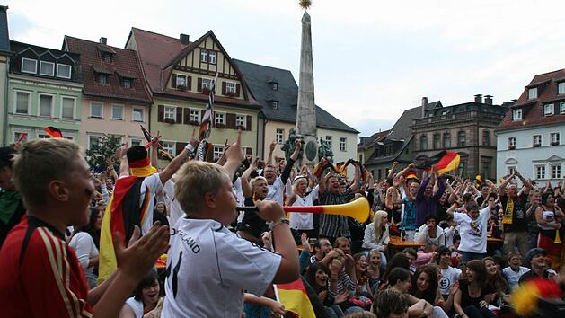 Ob die Kulmbacher wieder feiern k&ouml;nnen? Die Spiele der deutschen Elf werden auf einer Gro&szlig;leinwand am Marktplatz gezeigt.Archiv