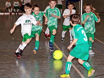 Alle auf einmal dem Ball hinterher lautete das Motto bei den Jüngsten. Das Bild zeigt einen Angriff der G-Schüler des FC Michelau gegen die Kinder des VfB Neuensee. Foto: Klaus Gagel