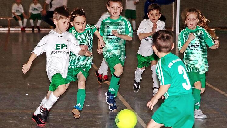 Alle auf einmal dem Ball hinterher lautete das Motto bei den Jüngsten. Das Bild zeigt einen Angriff der G-Schüler des FC Michelau gegen die Kinder des VfB Neuensee. Foto: Klaus Gagel
