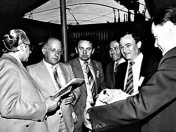 Stockheims Bürgermeister Michael Lang (links) überreichte Norbert Blüm (Mitte) ein Erinnerungsgeschenk.  Repro: Gerd Fleischmann