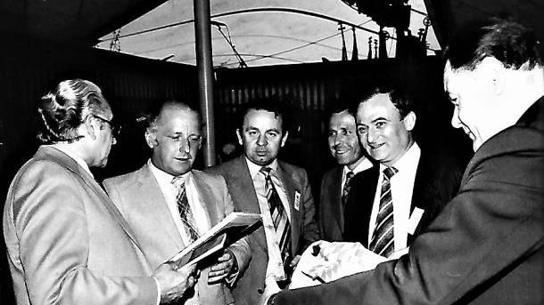 Stockheims Bürgermeister Michael Lang (links) überreichte Norbert Blüm (Mitte) ein Erinnerungsgeschenk.  Repro: Gerd Fleischmann