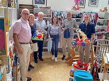 Einen symbolischen Spendenscheck über 10.000 Euro überbrachten die Aischgründer Rotarier (v. l.): Adolf Wedel, Swenja Ott, Rüdiger Schernau, Carola Schwank, Michael Thiem und Christian von Dobschütz.