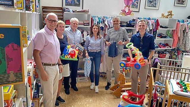 Einen symbolischen Spendenscheck über 10.000 Euro überbrachten die Aischgründer Rotarier (v. l.): Adolf Wedel, Swenja Ott, Rüdiger Schernau, Carola Schwank, Michael Thiem und Christian von Dobschütz.