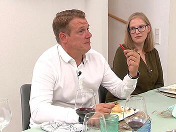 "Das perfekte Dinner" - Tag 1 Gelingt Andreas' Mutprobe mit einer frischen Chili? Carina ist gespannt, was passiert.
