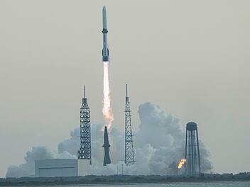 Blue Origin Rakete bringt Satelliten ins All