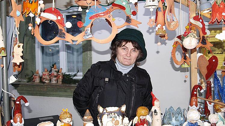 Weihnachtsmarkt Pottenstein: Monika Frohnhöfer inmitten ihrer Ware. Foto: Thomas Weichert