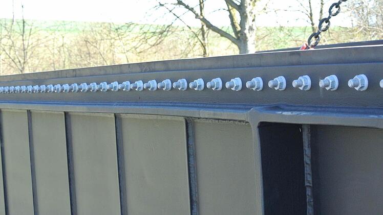 In eine Stahlschiene ist der Dichtgummi des Schleusentores eingeschraubt mit hunderten von Schrauben.