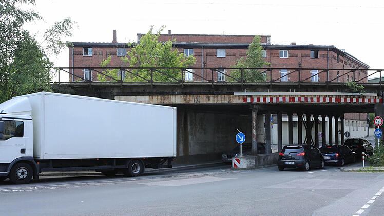 Maßarbeit: Dieser Lkw passte gerade so durch die Unterführung in der Geisfelder Straße.