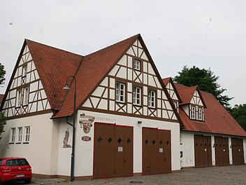 Das Igensdorfer Feuerwehrhaus und die Frage, was mit dem Bauhof passiert, beschäftigt die Gemeinde seit über einem Jahr. Fotos: fra-press