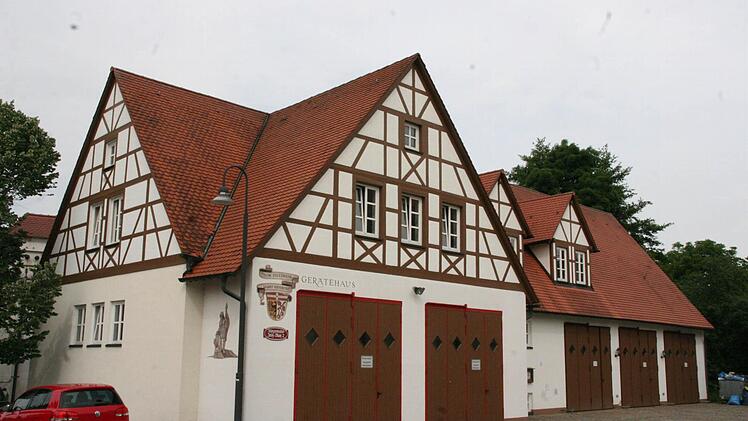 Das Igensdorfer Feuerwehrhaus und die Frage, was mit dem Bauhof passiert, beschäftigt die Gemeinde seit über einem Jahr. Fotos: fra-press