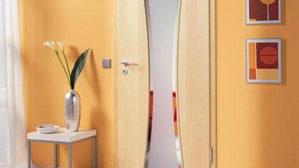 Teilverglasungen von Türen werden immer beliebter - sie lassen Licht durchscheinen und den Raum offener wirken.   Foto: VHI