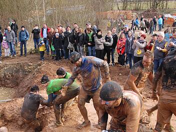 Die Zuschauer verfolgen die Schlammschlacht. Foto: Heike Beudert