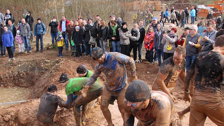 Die Zuschauer verfolgen die Schlammschlacht. Foto: Heike Beudert