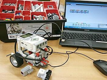 Durch "Be-Greifen" lernen - wie das geht, zeigt beispielsweise der Lego-Roboter. Der muss erst zusammengebaut, dann programmiert werden. Analoges und digitales Arbeiten werden zu einem Lernprozess. Fotos: Sabine Weinbeer