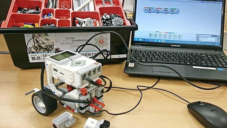 Durch "Be-Greifen" lernen - wie das geht, zeigt beispielsweise der Lego-Roboter. Der muss erst zusammengebaut, dann programmiert werden. Analoges und digitales Arbeiten werden zu einem Lernprozess. Fotos: Sabine Weinbeer