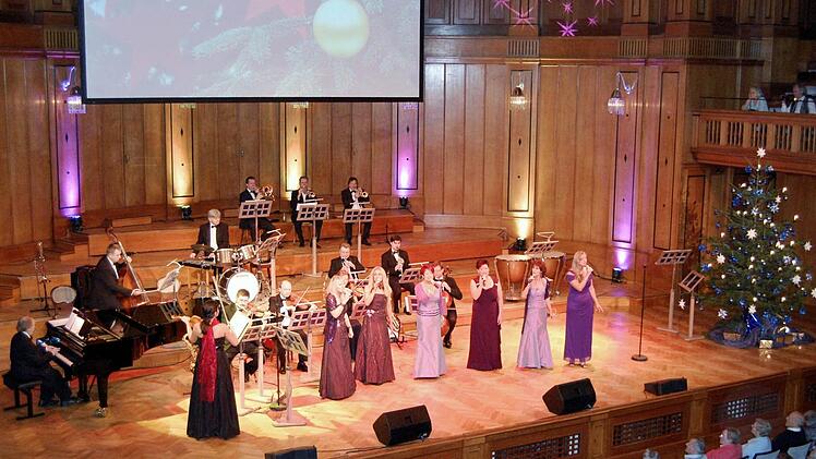 Weihnachtsmatinee von Kurorchester und Gesangsgruppe "Voila! Foto: Sigismund von Dobschütz