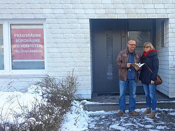 Eine BetrO-Dependance planen Hilmar Ott und dessen Ehefrau Doris Biedermann-Ott in Bad Brückenau. Kürzlich haben sie die Räume einer ehemaligen Arztpraxis in der Buchwaldstraße schon einmal in Augenschein genommen. Eröffnung soll im Mai dieses Jahres sein. Foto: Rolf Pralle