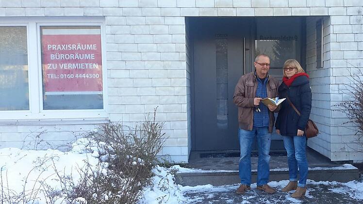 Eine BetrO-Dependance planen Hilmar Ott und dessen Ehefrau Doris Biedermann-Ott in Bad Brückenau. Kürzlich haben sie die Räume einer ehemaligen Arztpraxis in der Buchwaldstraße schon einmal in Augenschein genommen. Eröffnung soll im Mai dieses Jahres sein. Foto: Rolf Pralle