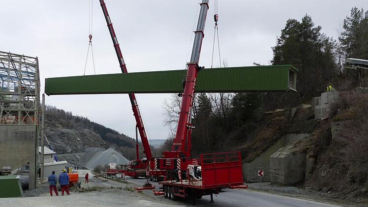 Millimeterarbeit war nötig, bis die Bandbrücke über der B 289 lag und verankert wurde. Fotos: Klaus-Peter Wulf
