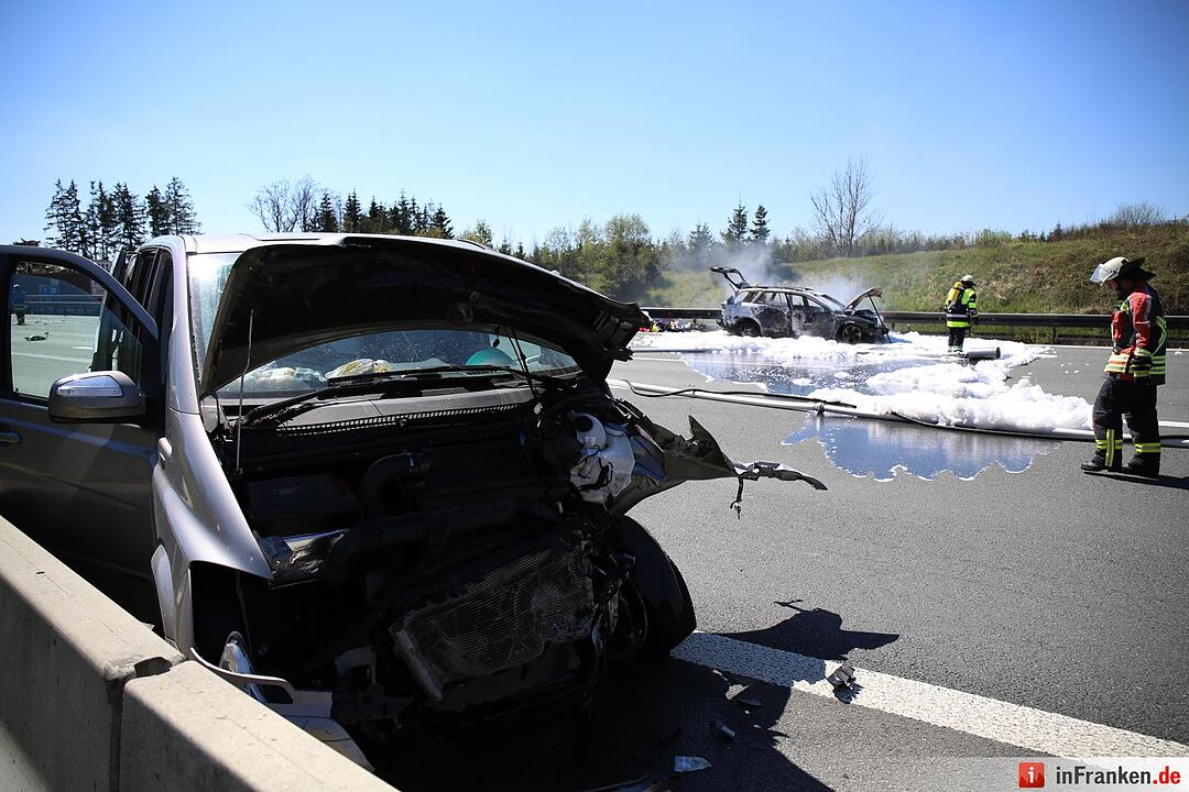 Auto brennt nach Unfall auf A9 aus