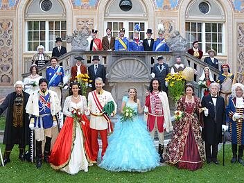 Die historischen Persönlichkeiten Bad Kissingens stellen sich zum "offiziellen" Foto beim Rakoczy-Fest 2016. Foto: Peter Rauch