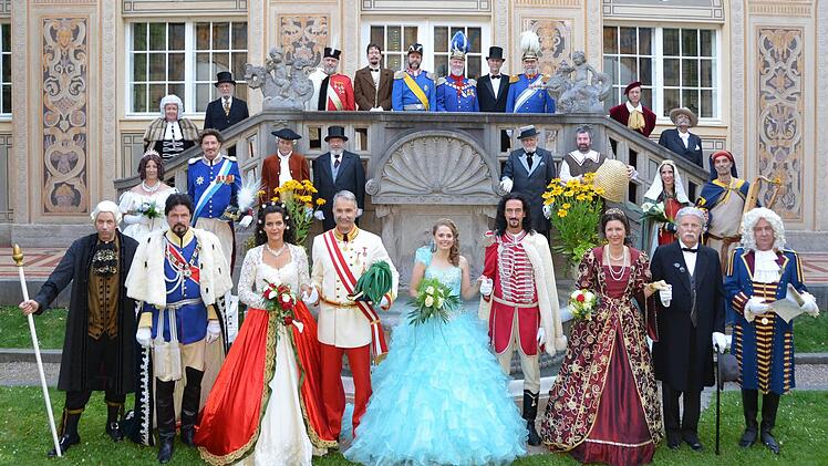 Die historischen Persönlichkeiten Bad Kissingens stellen sich zum "offiziellen" Foto beim Rakoczy-Fest 2016. Foto: Peter Rauch